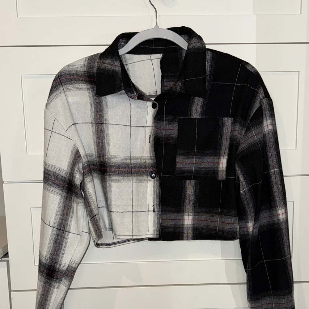 Tilly's Black and White Plaid Cropped Shirt